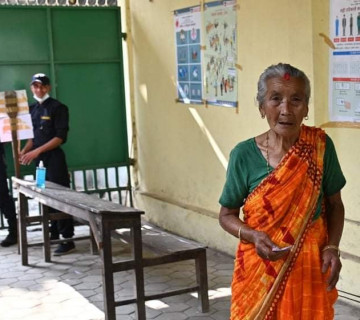 काठमाडौं महानगरमा ७७ वर्षीया वृद्धाले गरिन् मतदान 